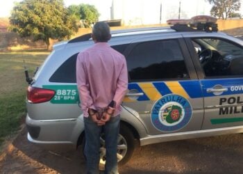 Homem se esconde atrás da porta, flagra traição com traficante e tenta matar mulher em Anápolis