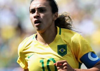 Marta supera rivais, ganha prêmio de melhor do mundo pela 6ª vez e bate recorde
