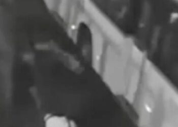 Veja vídeo de homem sendo atropelado por ônibus em terminal em Goiânia