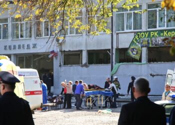Aluno abre fogo em escola na Crimeia e mata ao menos 19