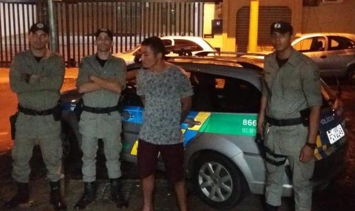 Após flagrar marido com amante, mulher entrega ele à polícia em Goiânia