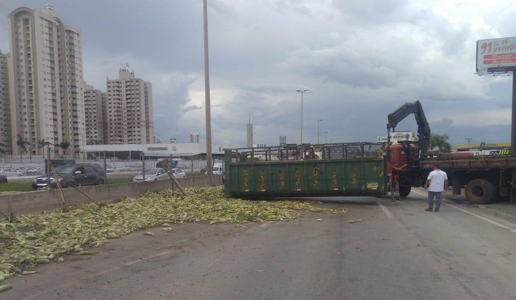 Caminhões carregados de milho e combustível tombam na BR-153, em Goiânia
