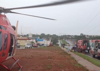 Em Goiânia, helicóptero atende mãe e crianças atropeladas em bicicleta