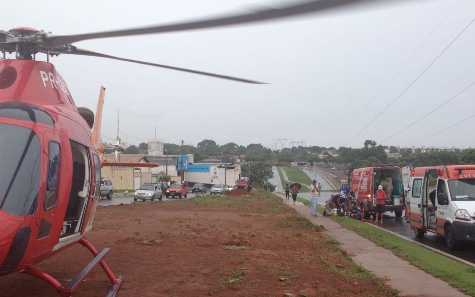 Em Goiânia, helicóptero atende mãe e crianças atropeladas em bicicleta