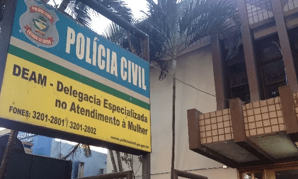 Foragido por estupro, pula muro e violenta vizinha em Goiânia
