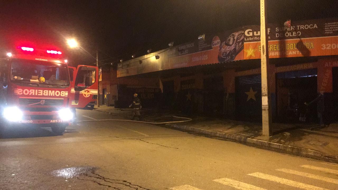 Incêndio destrói oficina mecânica em Goiânia
