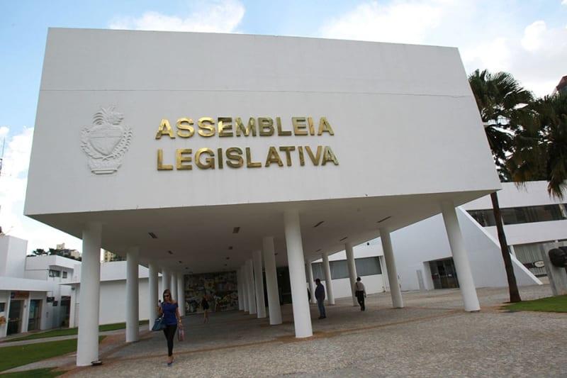 Metade dos deputados estaduais de Goiás é reeleita; veja os nomes