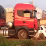 Motorista morre após bater carro de frente com caminhão na BR-020