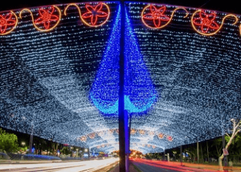 Prefeitura trabalha na iluminação de natal, em Goiânia