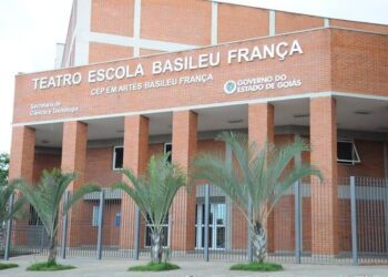 Professores do Basileu França entram em greve; salários e direitos trabalhistas estão atrasados 