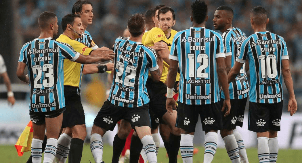 Renato vê Grêmio 'roubado' e diz que preferia 'levar 5 a 0' do que cair pelo VAR