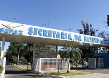 Sem dinheiro, governo de Goiás parcela salários de servidores