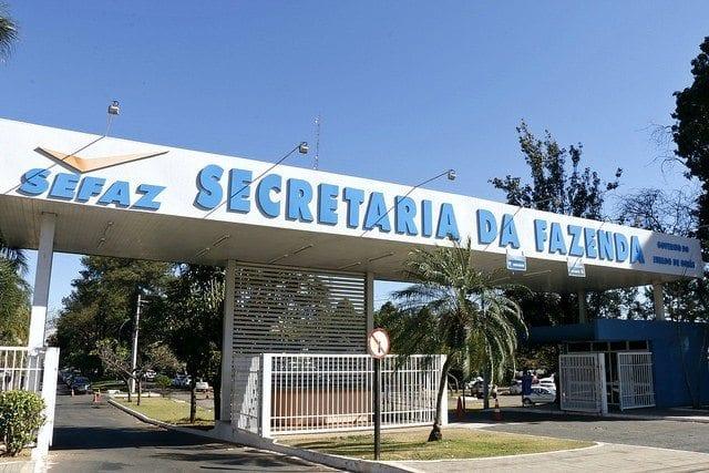 Sem dinheiro, governo de Goiás parcela salários de servidores