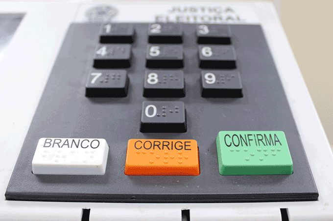 TRE já substituiu 56 urnas em Goiás até o início da tarde