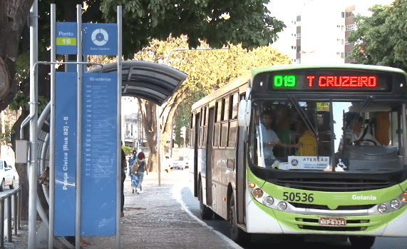 Vereadores derrubam veto e município deve instalar e melhorar iluminação nos pontos de ônibus de Goiânia
