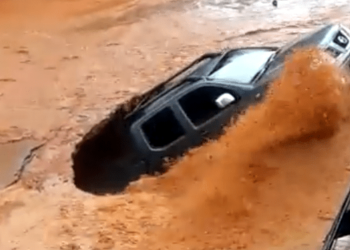 Vídeo mostra caminhonete sendo engolida por buraco durante chuva