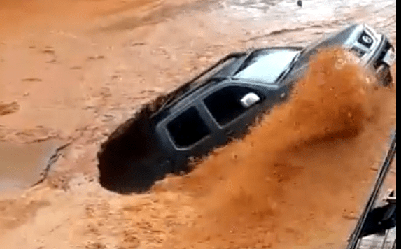 Vídeo mostra caminhonete sendo engolida por buraco durante chuva