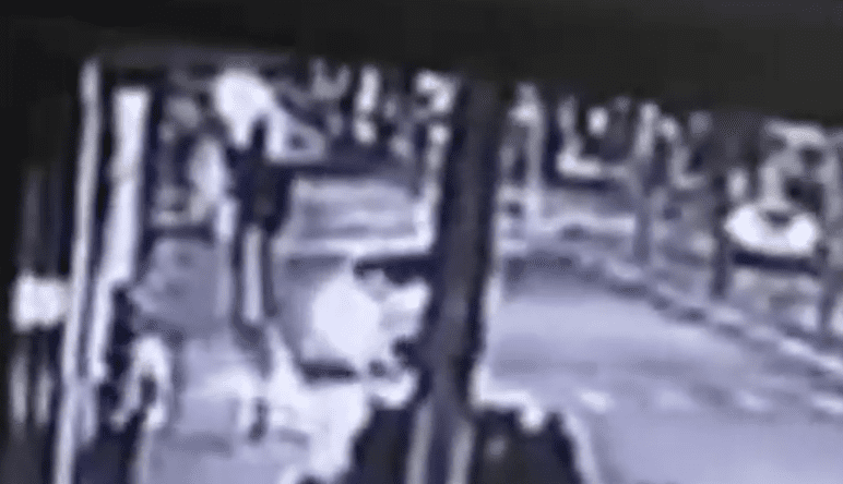 Vídeo mostra homem sendo atropelado em Cristalina; motorista foge