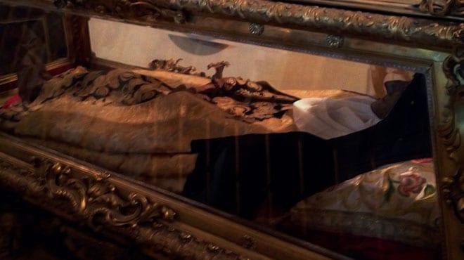 Vinda da Itália, relíquia óssea de santa católica chega a município goiano