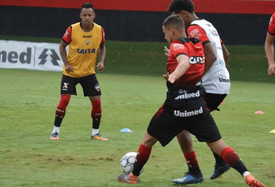 Atlético Goianiense pode ajudar Vila se vencer o Avaí