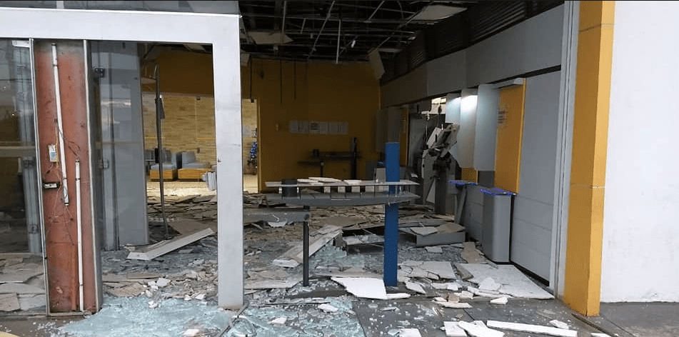 Bandidos explodem agência bancária, em São Simão