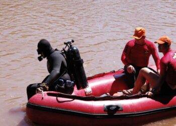 Bombeiros fazem buscam por homem que mergulhou em represa e desapareceu, em Goiânia