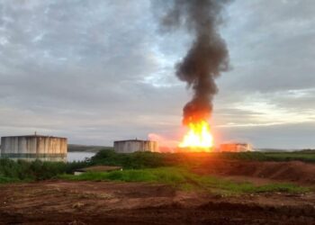 Bombeiros preveem 20 horas de trabalho contra incêndio em usina de Serranópolis 