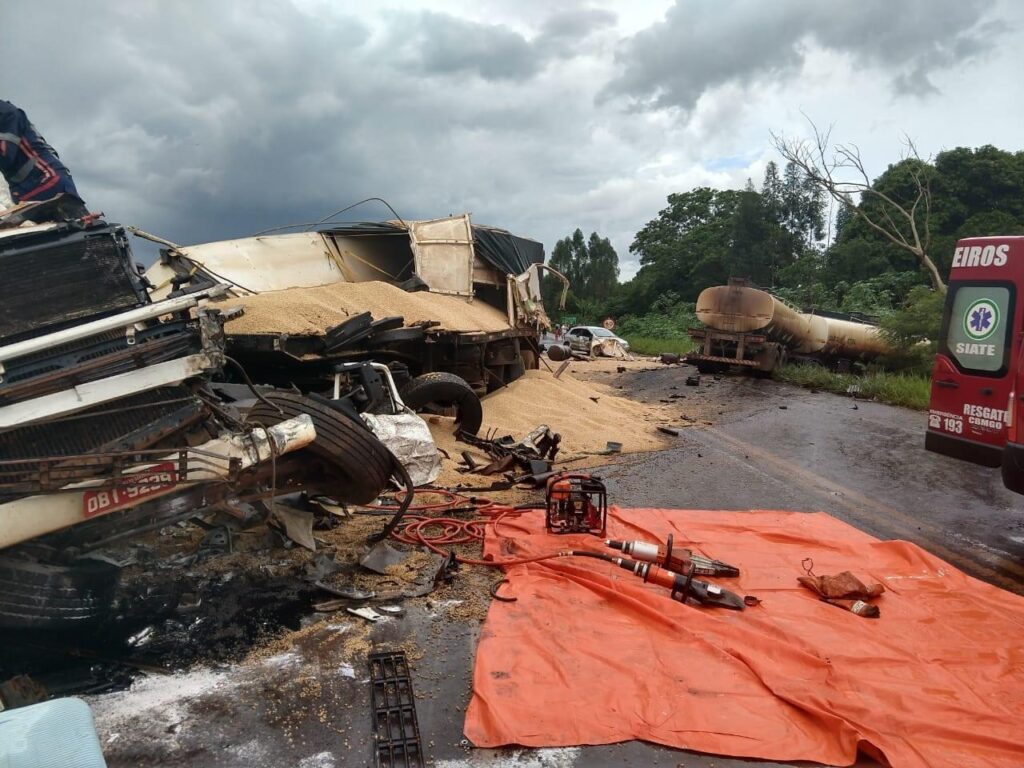 Carreta Fica Destroçada E Motorista Morre Após Bater De Frente Com ...