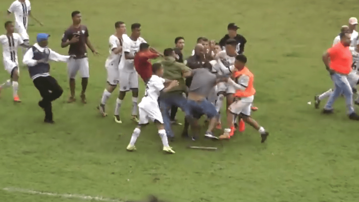 Vídeo: Jogo de futebol amador termina em confusão e tiros em Goiânia -  ISTOÉ Independente