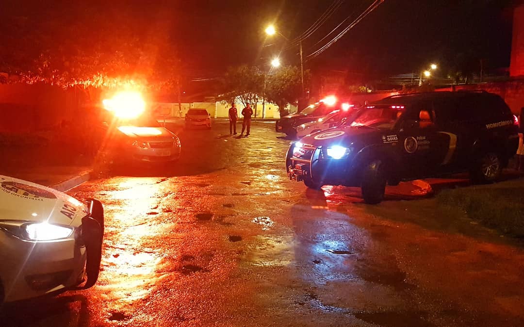 Cinco homens armados invadem casa, mata cachorro e jovem com 9 tiros, em Goiânia