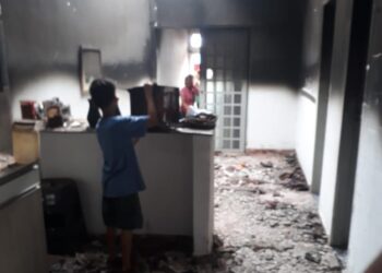 Criança de quatro anos incendeia casa e família perde tudo, em Goiânia; mãe pede ajuda