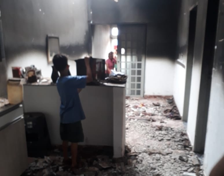 Criança de quatro anos incendeia casa e família perde tudo, em Goiânia; mãe pede ajuda