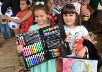 Crianças de sete cidades de Goiás recebem brinquedos nesta sexta; confira os locais