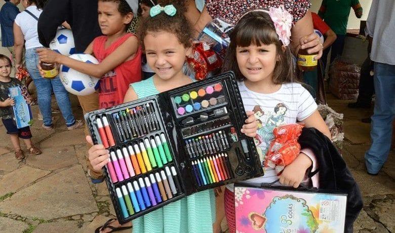 Crianças de sete cidades de Goiás recebem brinquedos nesta sexta; confira os locais