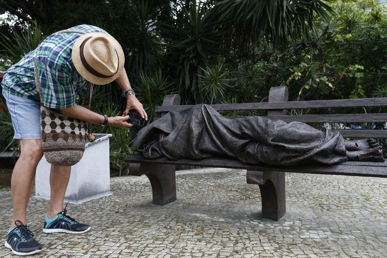 Escultura Jesus sem Teto é inaugurada em frente à Catedral do Rio