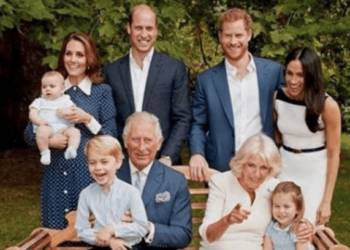 Família real aparece sorrindo em retrato em homenagem aos 70 anos de Charles