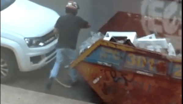 Homem é filmado furtando faróis, no setor Nova Suíça; veja vídeo