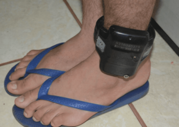 Monitoramento de presos por tornozeleiras eletrônicas é suspenso em Goiás