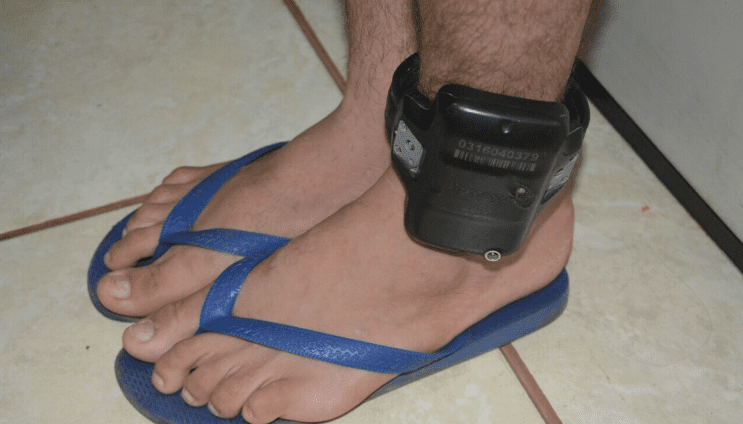 Monitoramento de presos por tornozeleiras eletrônicas é suspenso em Goiás