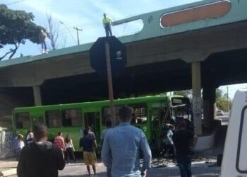 Ônibus cai de viaduto e deixa feridos em Contagem