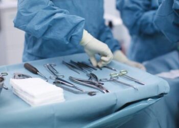 Polícia investiga cirurgião sem registro que teria deformado rosto de pacientes em Goiânia