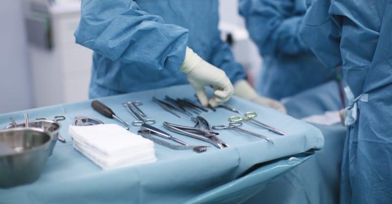 Polícia investiga cirurgião sem registro que teria deformado rosto de pacientes em Goiânia