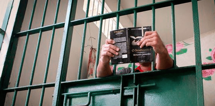 Portaria permite redução de pena para prisioneiros através da leitura, em Goiás