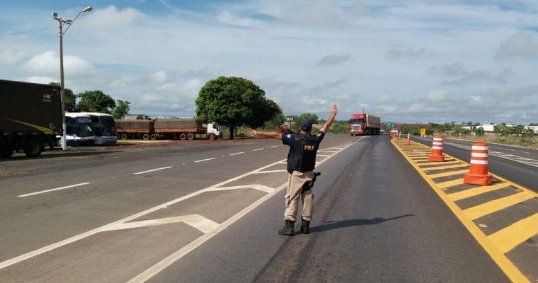 PRF alerta motoristas para risco de acidentes durante o feriado, em Goiás