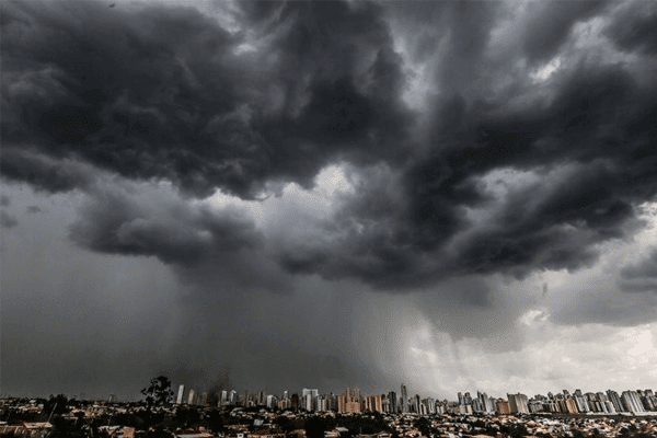 Região central de Goiás recebe alerta de perigo por acumulado de chuvas