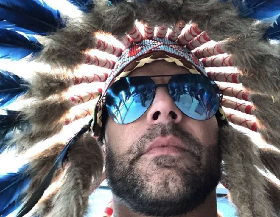 Ricky Martin exclui foto após ser acusado de apropriação cultural