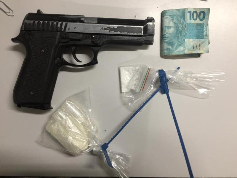 Segurança é preso com arma de brinquedo e vendendo drogas em festa de adolescentes, em Goiânia