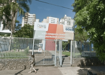 Suspeitos invadem secretaria cidadã com maçarico para roubar caixa eletrônico, em Goiânia
