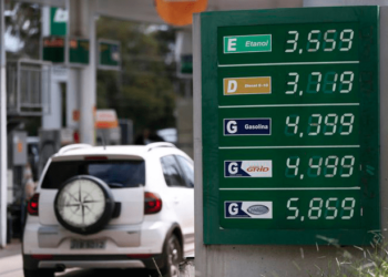 Vai à sanção projeto que põe fim no uso de três dígitos em preços dos combustíveis