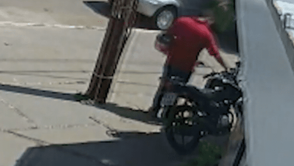 Vídeo mostra homem usando colher para furtar motos, em Goiânia